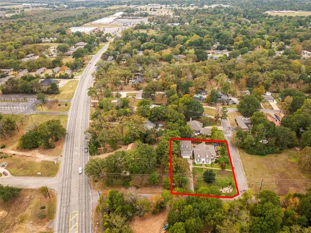 a view of residential houses with yard