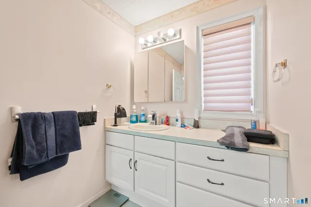 $219,900 | 117 Dibble Hollow Lane, Unit 117, Windsor Locks, CT 06096