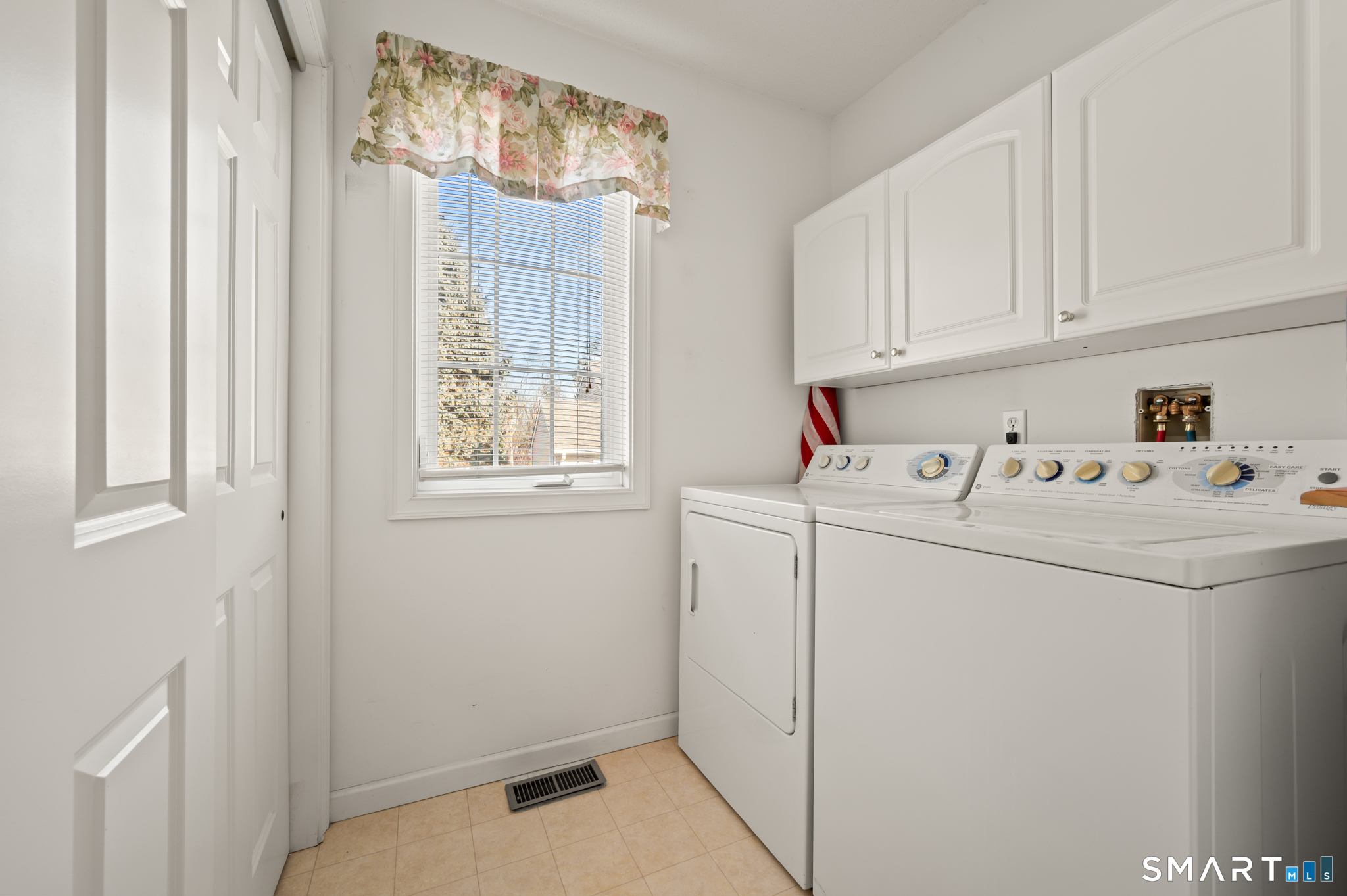 117 Dibble Hollow Lane, Unit 117 Windsor Locks, CT 06096 - Photo 20 of 34 a utility room with dryer and washer