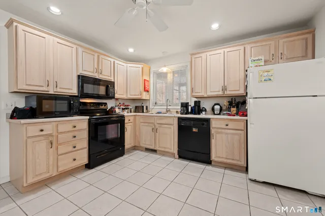 $219,900 | 117 Dibble Hollow Lane, Unit 117, Windsor Locks, CT 06096