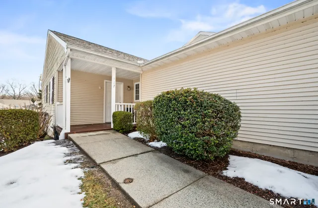 $219,900 | 117 Dibble Hollow Lane, Unit 117, Windsor Locks, CT 06096