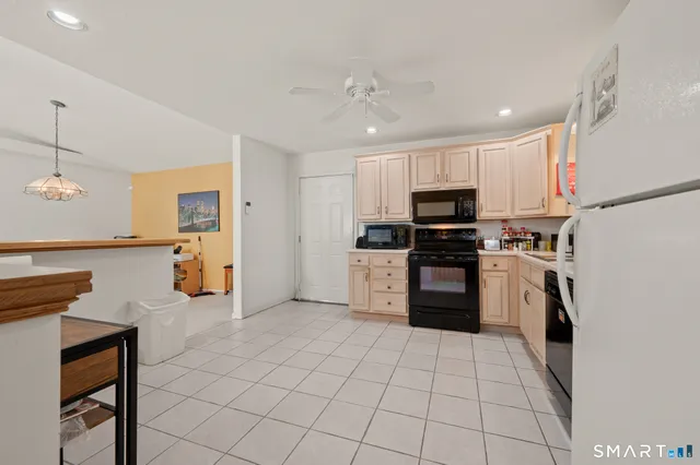 $219,900 | 117 Dibble Hollow Lane, Unit 117, Windsor Locks, CT 06096