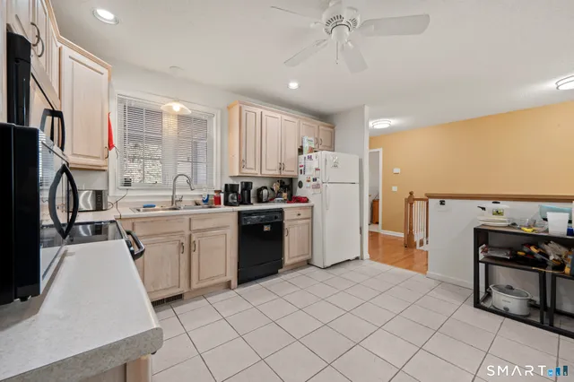 $219,900 | 117 Dibble Hollow Lane, Unit 117, Windsor Locks, CT 06096