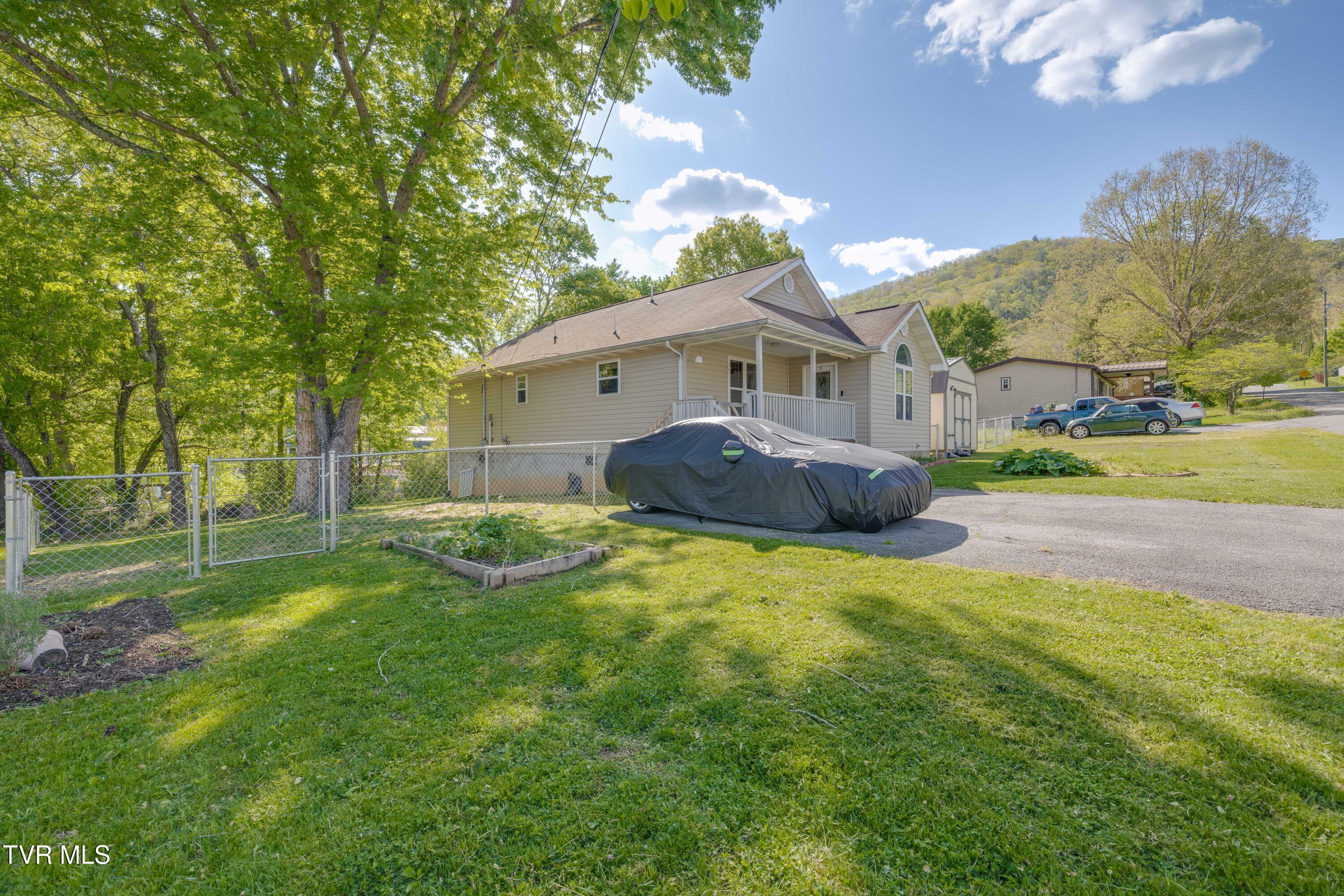 154 Sycamore Street Erwin, TN 37650 - Photo 3 of 38 1000045241