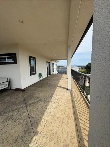a view of a house with yard and tree in it