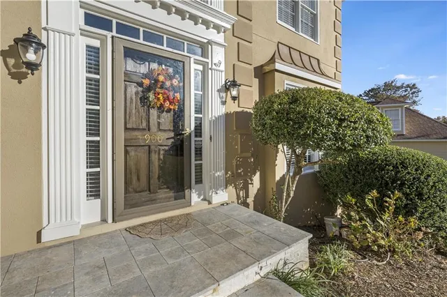a entryway view with a outdoor space