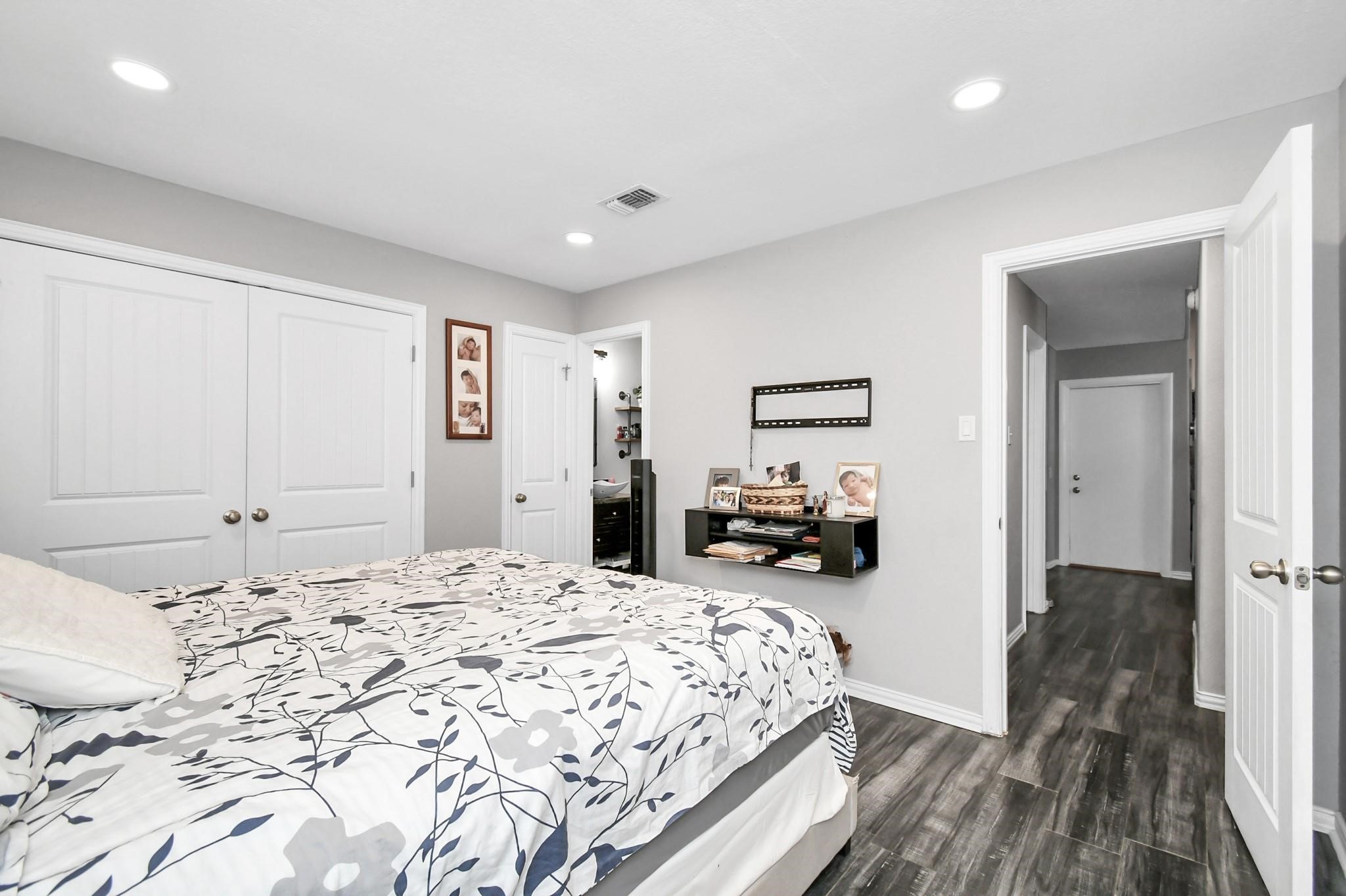 23507 Tree House Lane Spring, TX 77373 - Photo 8 of 17 a bed room with a bed and furniture