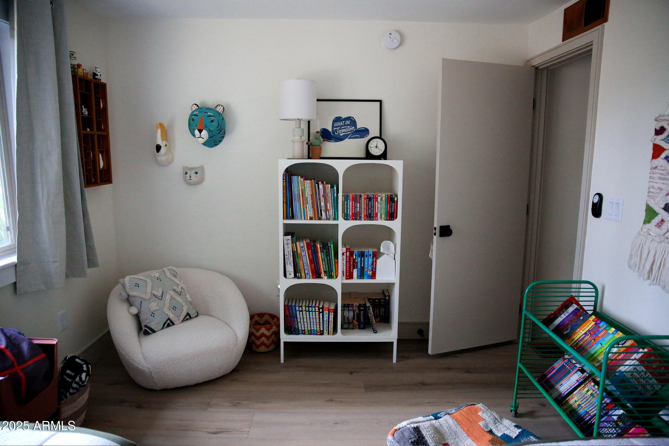 480 Cochise Road Munds Park, AZ 86017 - Photo 60 of 62 a living room with furniture and a book shelf