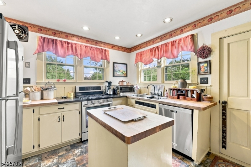 32 Tanners Brook Road Chester, NJ 07930 - Photo 13 of 40 Gallery Image 13