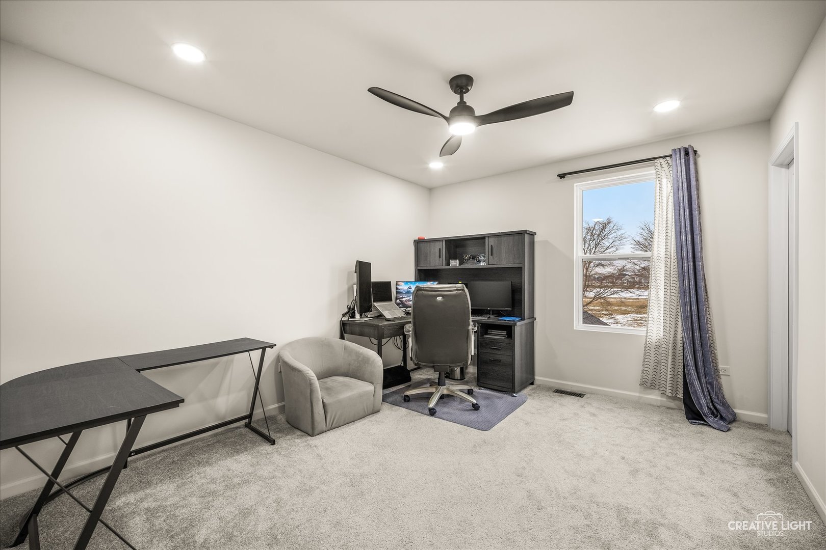 3667 Peregrine Way Elgin, IL 60124 - Photo 25 of 35 a view of a livingroom with furniture and a ceiling fan