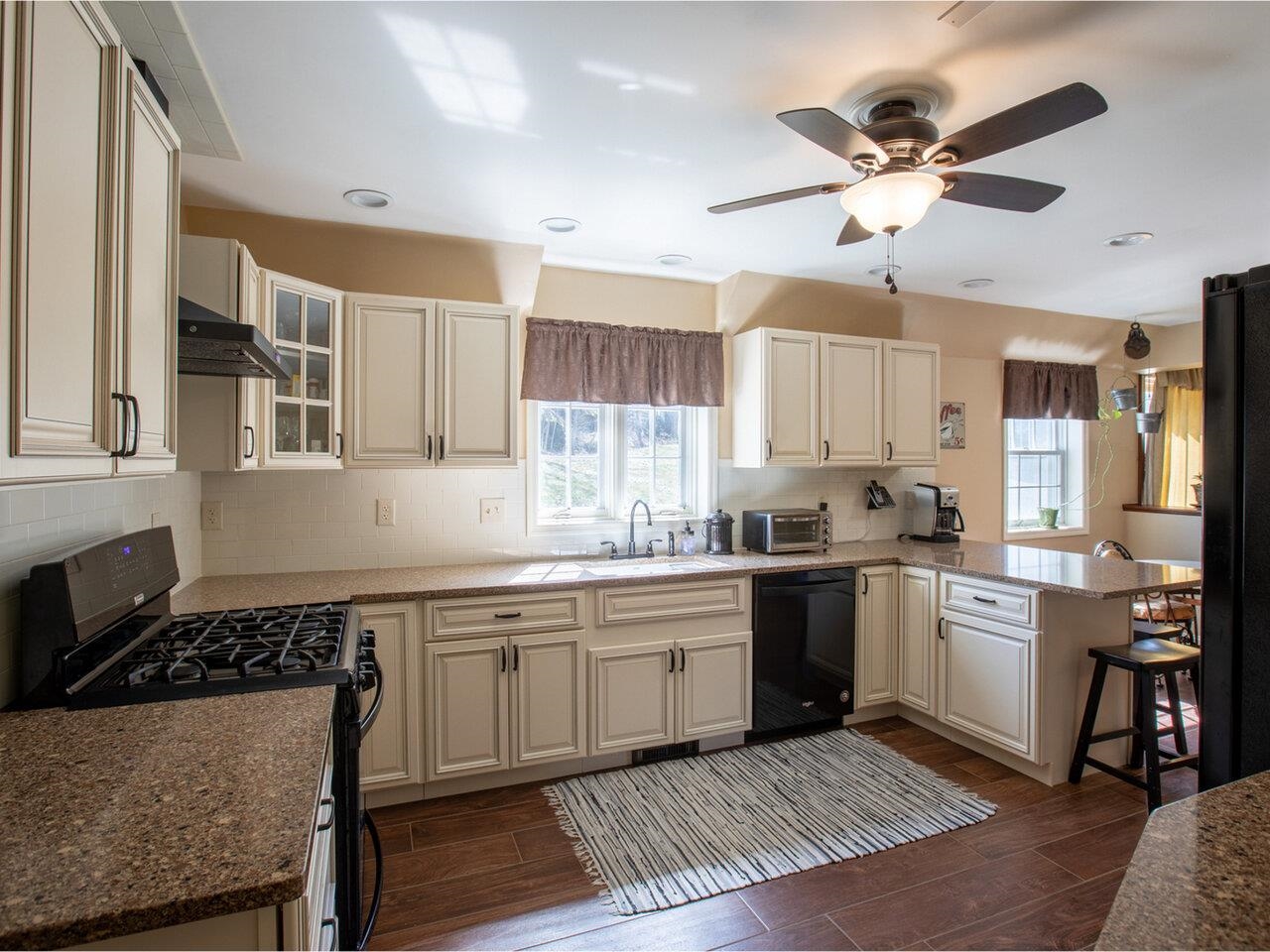 496 Braeloch Road Colchester, VT 05446 - Photo 4 of 40