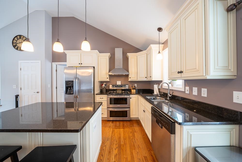 585 Bodwell Road Manchester, NH 03109 - Photo 5 of 30