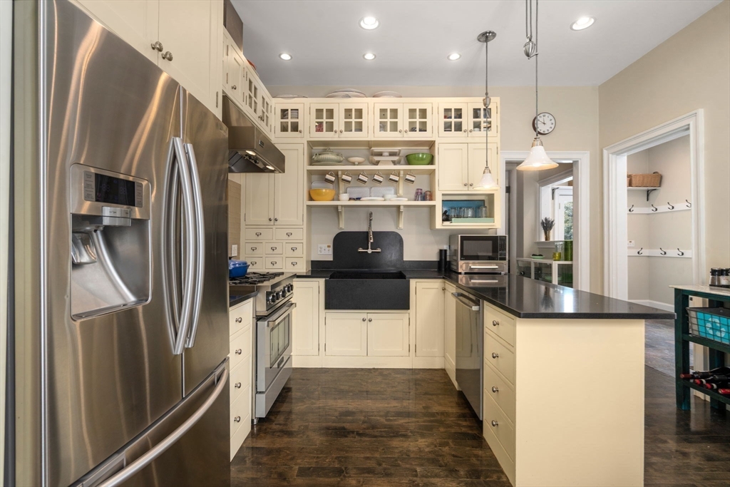 327 Franklin Street Newton, MA 02458 - Photo 4 of 37