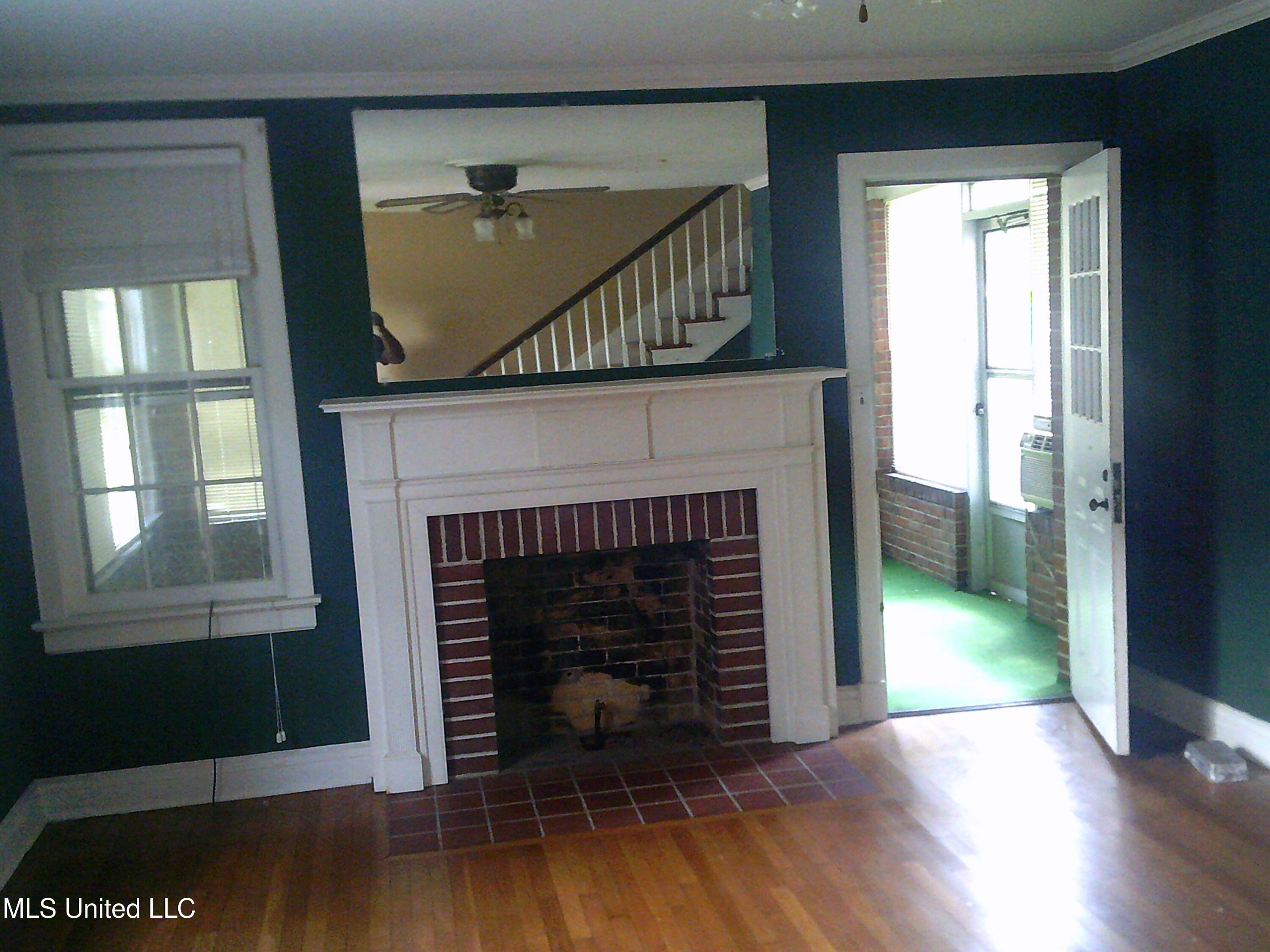 1503 North Madison Street Corinth, MS 38834 - Photo 8 of 17 living room