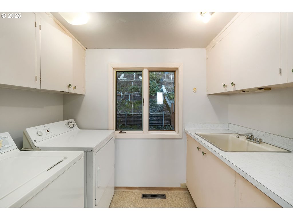 2604 Southwest Buckingham Avenue Portland, OR 97201 - Photo 11 of 32 a utility room with dryer and washer
