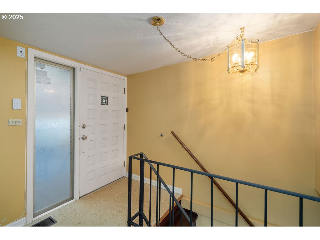 2604 Southwest Buckingham Avenue Portland, OR 97201 - Photo 6 of 32 a view of entryway