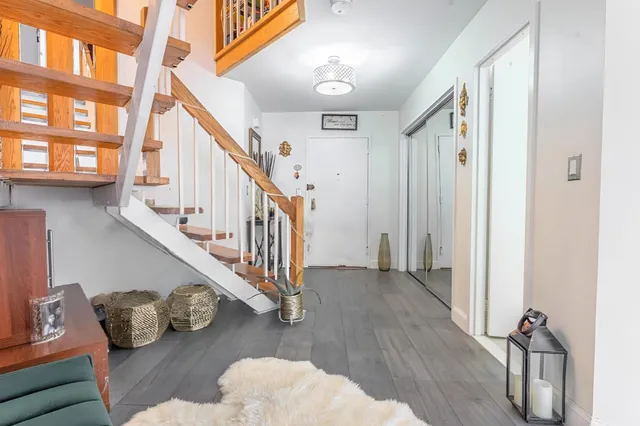a view of entryway and livingroom with furniture