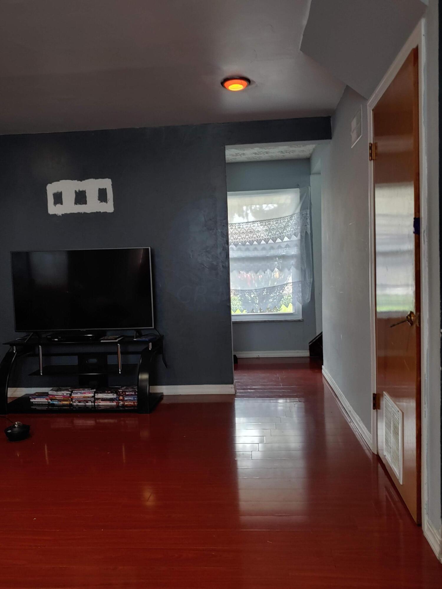 859 Brixham Road Columbus, OH 43204 - Photo 2 of 11 Family Room