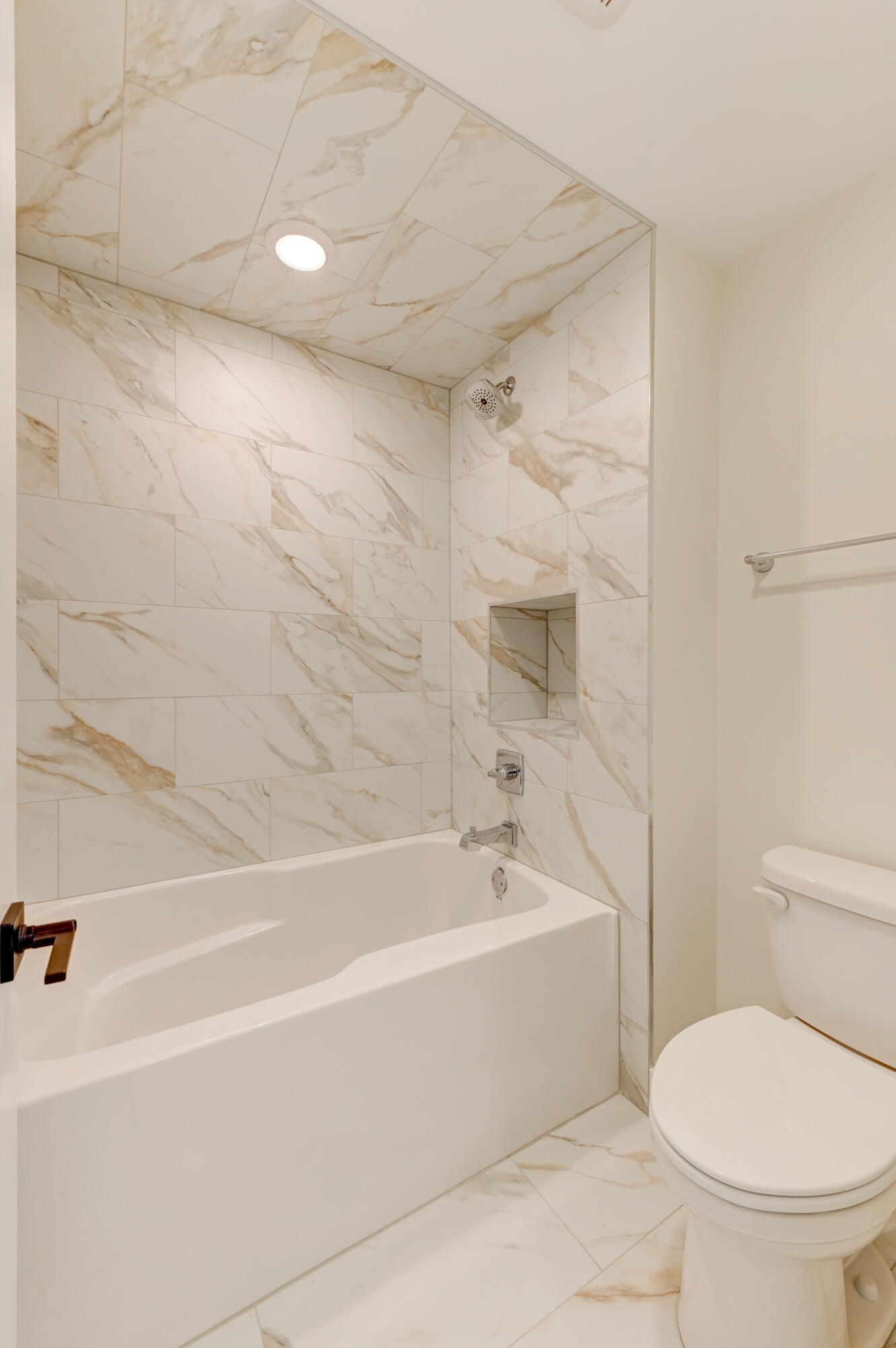 10155 Barbara Lane Munster, IN 46321 - Photo 24 of 36 a bathroom with a toilet and a bathtub