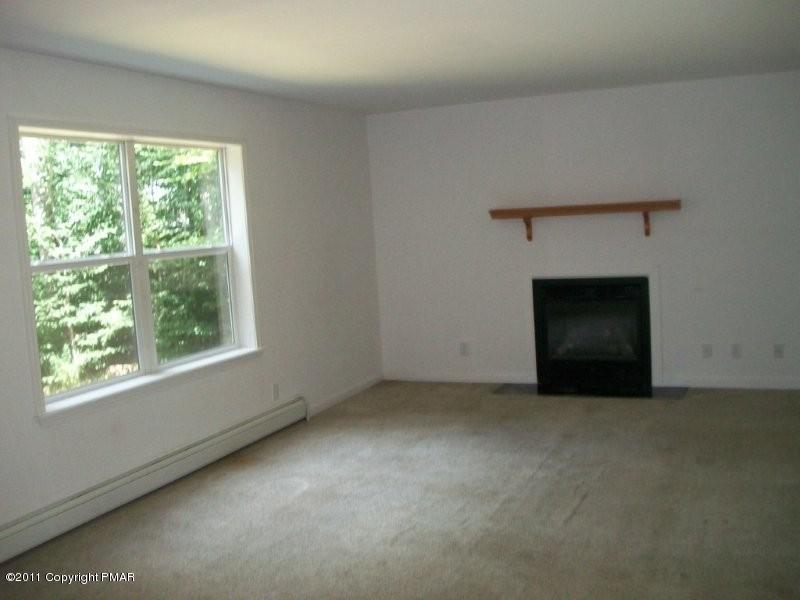 1116 Titania Road Tobyhanna, PA 18466 - Photo 5 of 11 Living Room