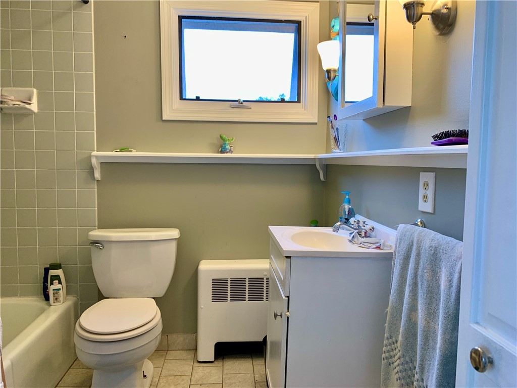 44 Mason Street Warren, RI 02885 - Photo 21 of 33 2nd floor tiled full bath.