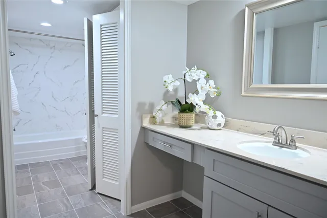 $189,900 | 624 South Ripple Creek Drive, Unit 624, Houston, TX 77057