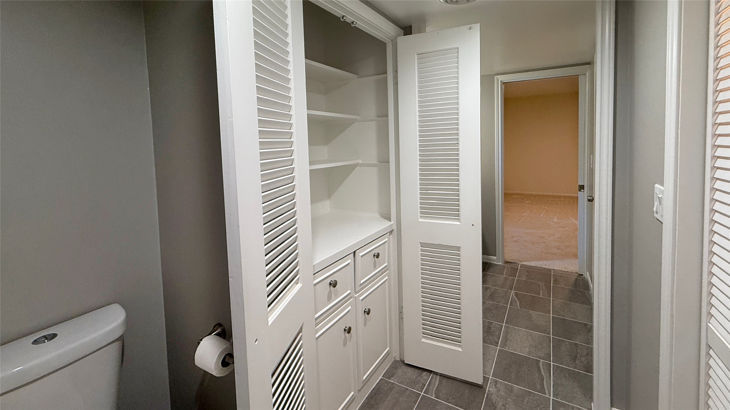 624 South Ripple Creek Drive, Unit 624 Houston, TX 77057 - Photo 16 of 30 a bathroom with a sink and a mirror