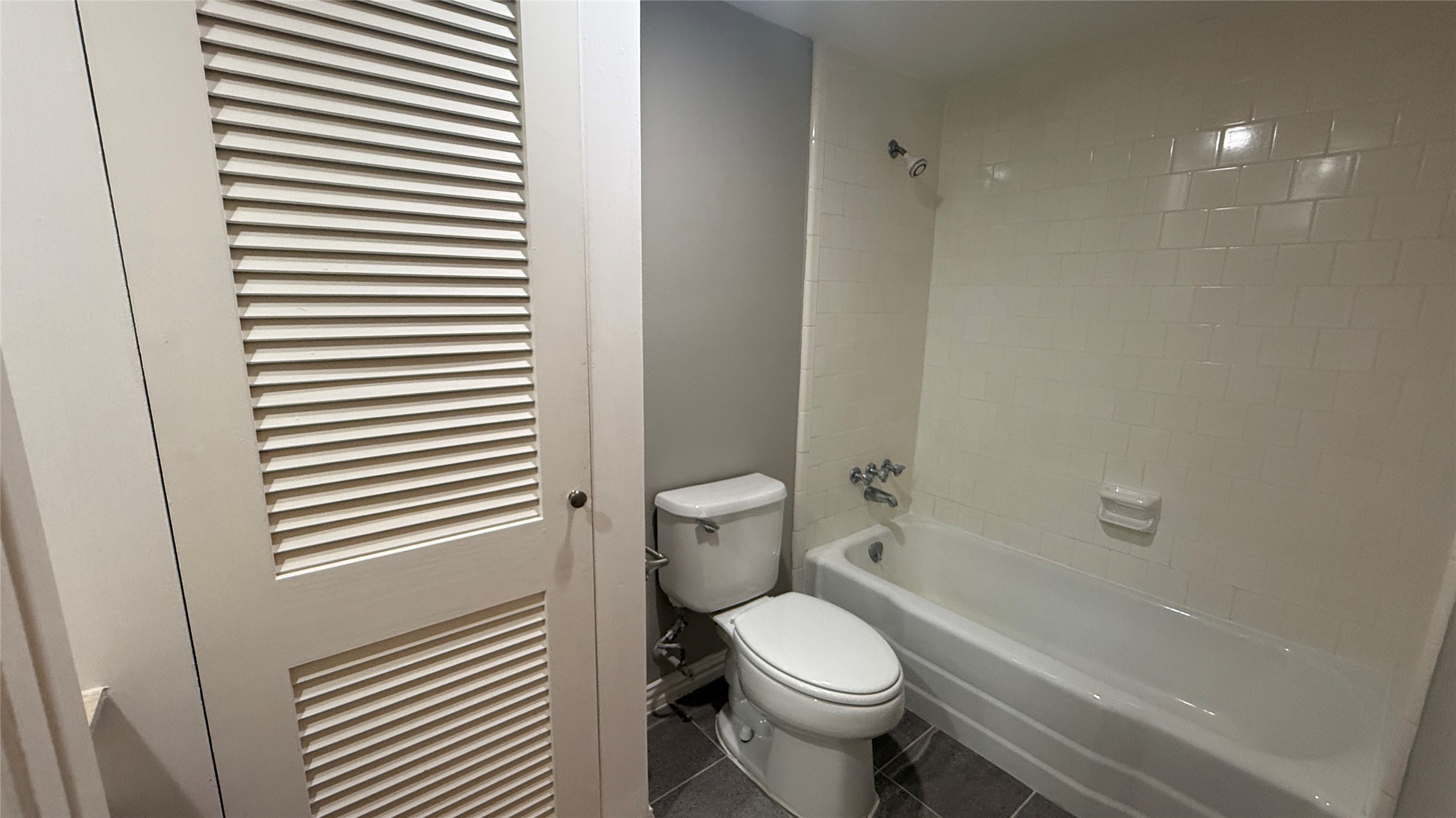 624 South Ripple Creek Drive, Unit 624 Houston, TX 77057 - Photo 19 of 30 a bathroom with a toilet a sink and a bathtub
