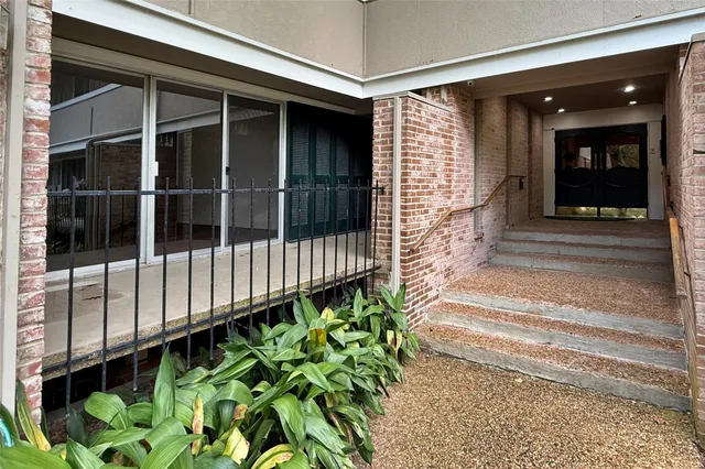 $189,900 | 624 South Ripple Creek Drive, Unit 624, Houston, TX 77057