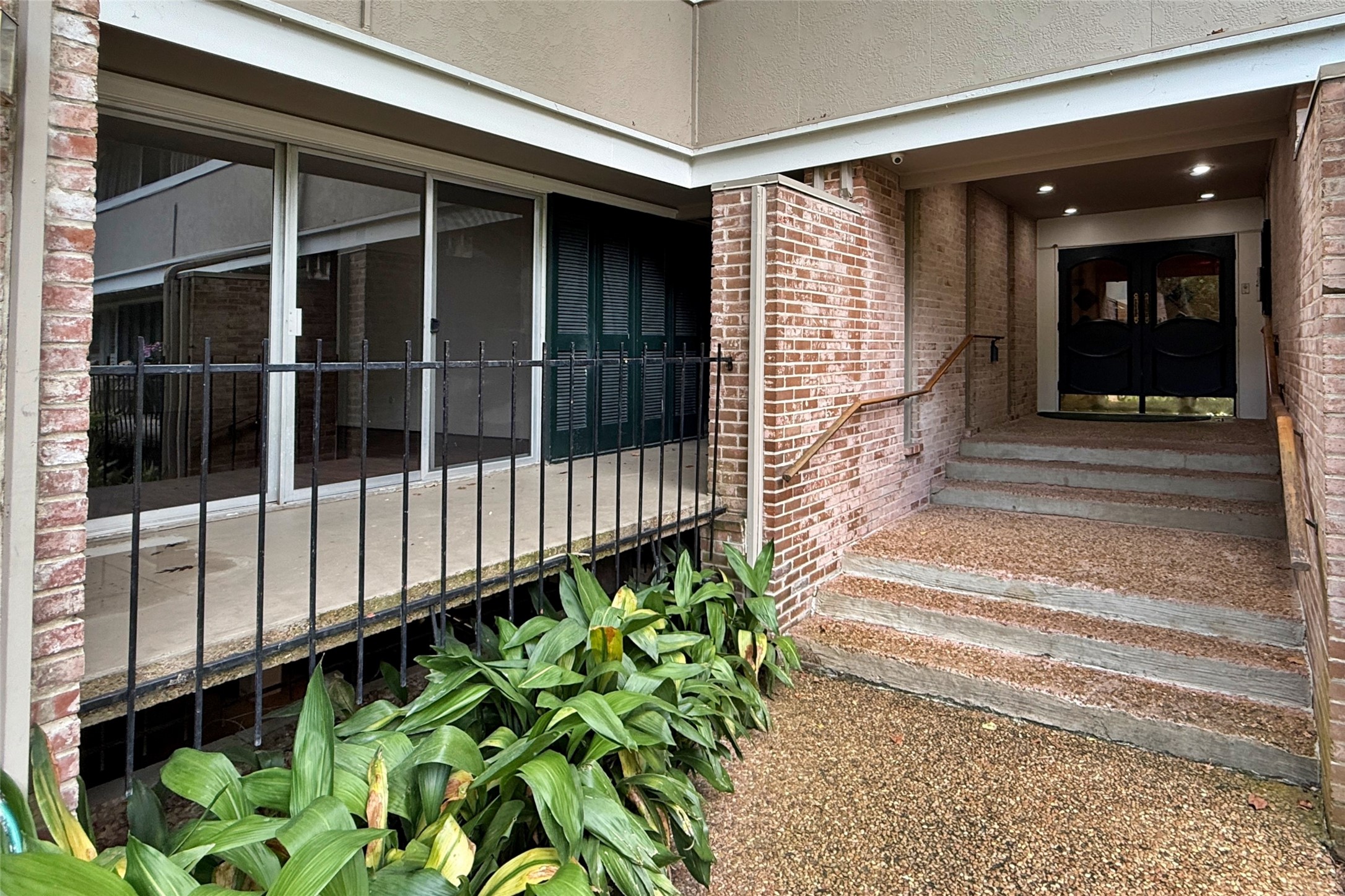 624 South Ripple Creek Drive, Unit 624 Houston, TX 77057 - Photo 26 of 30 a view of a house with a window