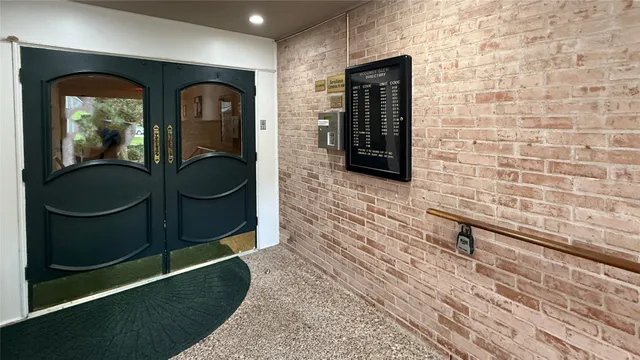 $189,900 | 624 South Ripple Creek Drive, Unit 624, Houston, TX 77057