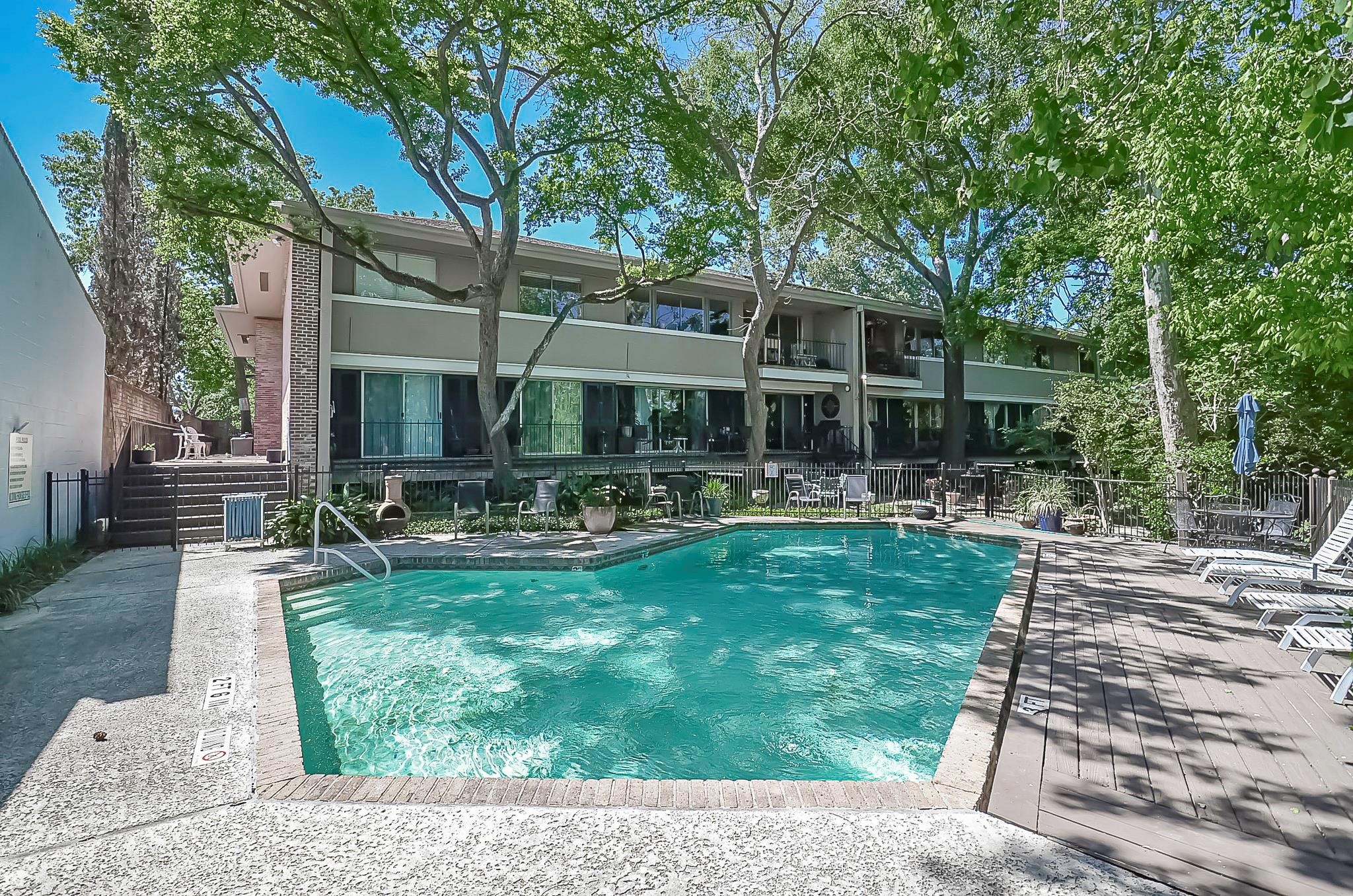 624 South Ripple Creek Drive, Unit 624 Houston, TX 77057 - Photo 29 of 30 a view of patio with table and chairs under an umbrella