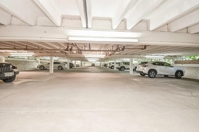 $189,900 | 624 South Ripple Creek Drive, Unit 624, Houston, TX 77057