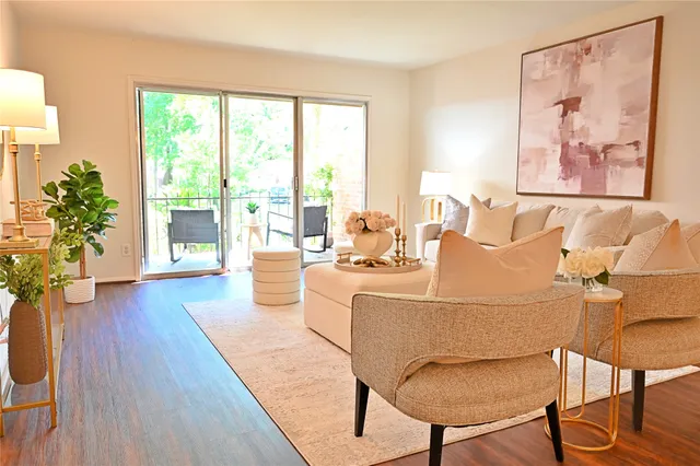 $189,900 | 624 South Ripple Creek Drive, Unit 624, Houston, TX 77057