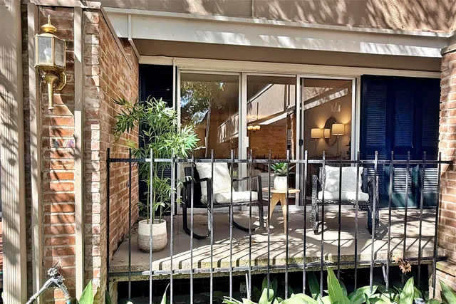 $189,900 | 624 South Ripple Creek Drive, Unit 624, Houston, TX 77057