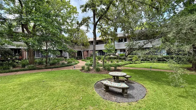 $189,900 | 624 South Ripple Creek Drive, Unit 624, Houston, TX 77057