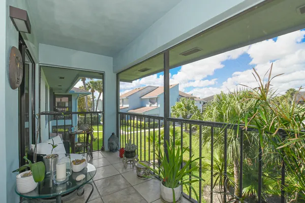 $198,800 | 950 South Kanner Highway, Unit 905, Stuart, FL 34994