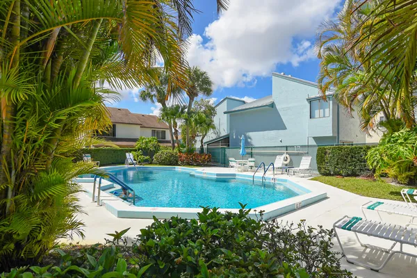 $198,800 | 950 South Kanner Highway, Unit 905, Stuart, FL 34994