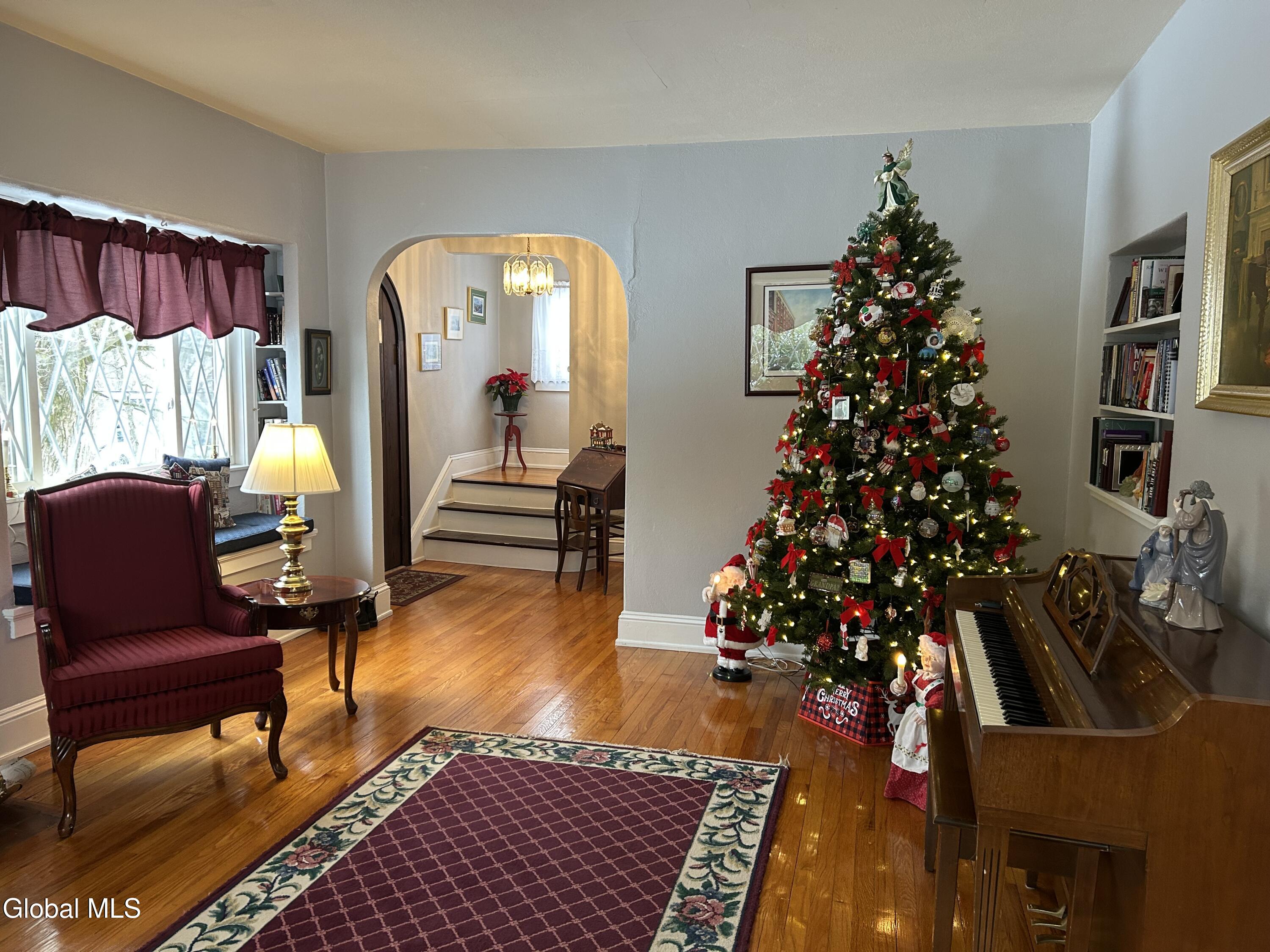 20 Chester Court Brunswick, NY 12182 - Photo 16 of 42 Liv room xmas