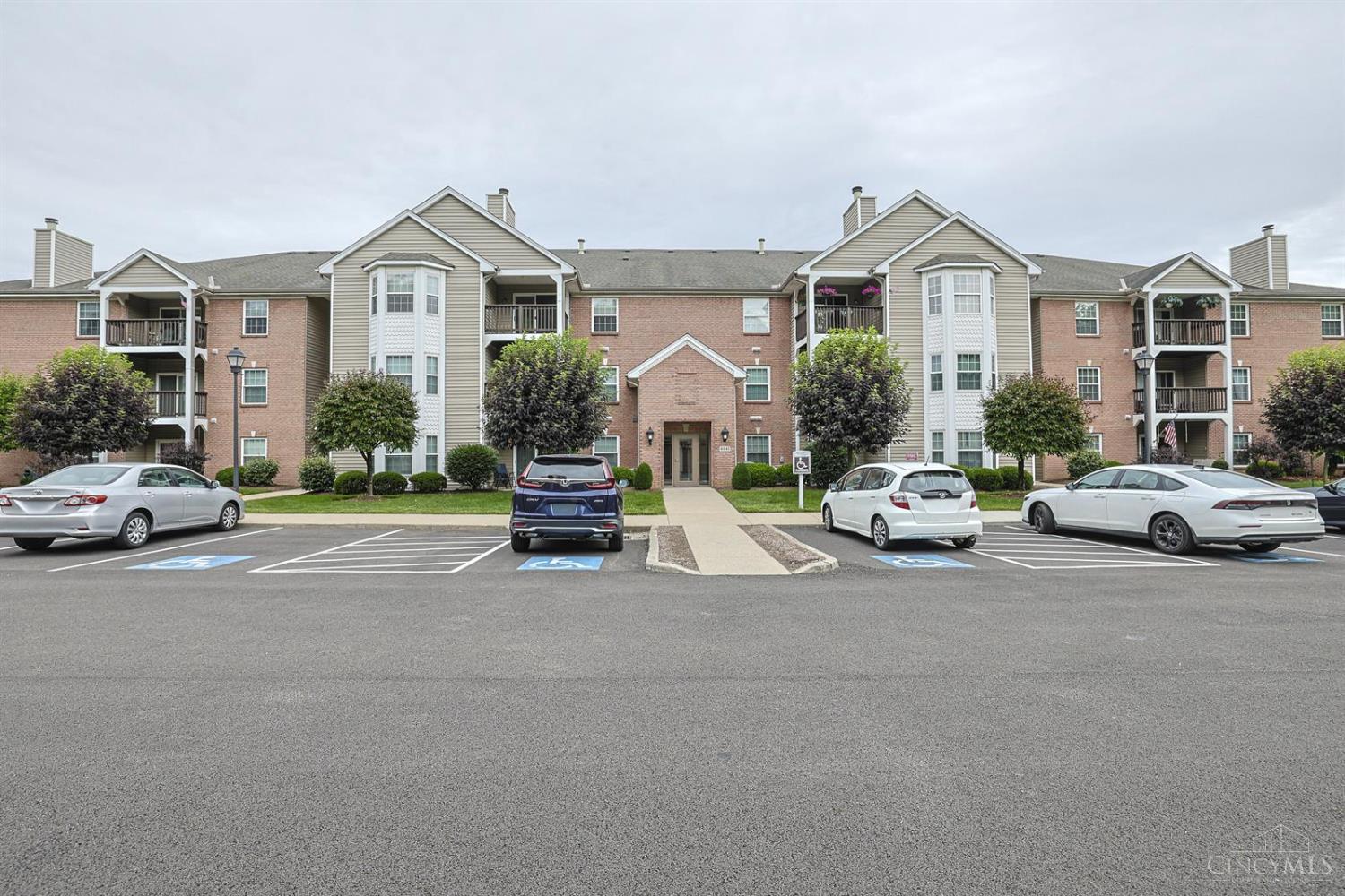 4341 Regency Ridge Court, Unit 303 Cincinnati, OH 45248 - Photo 1 of 25