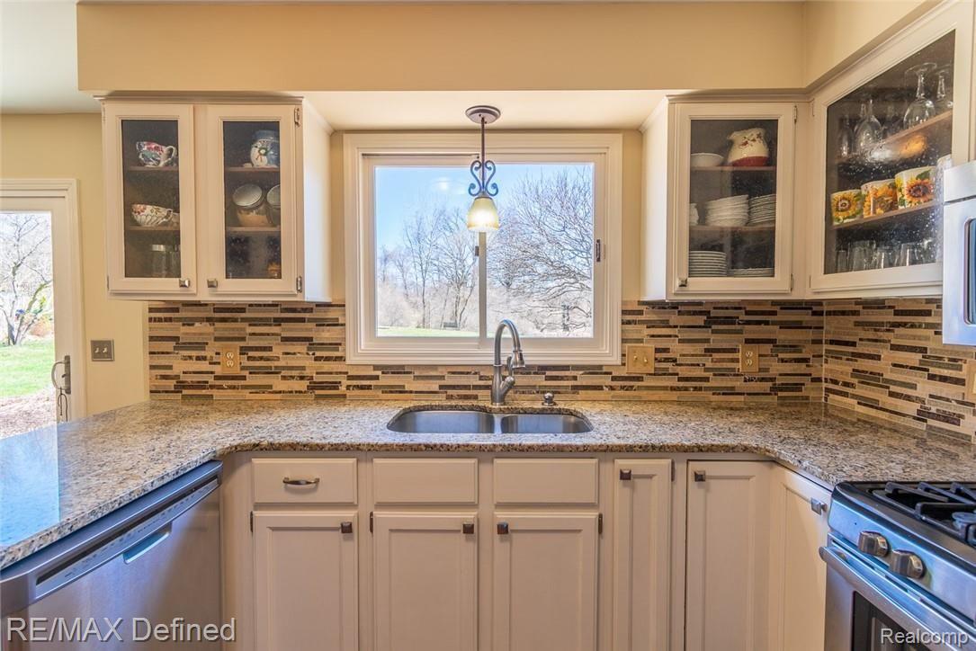 1083 Ridgeview Circle Lake Orion, MI 48362 - Photo 17 of 46 Kitchen