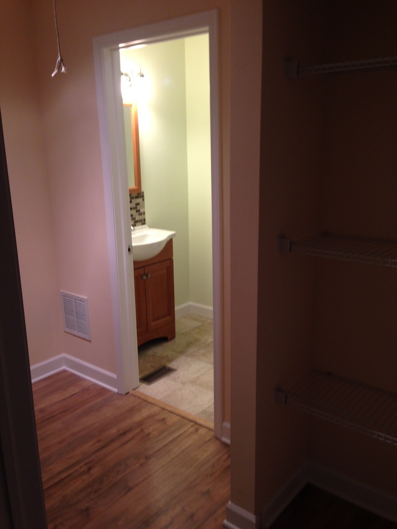 672 Cleo Court Wheeling, IL 60090 - Photo 18 of 20 a view of a bathroom from a hallway