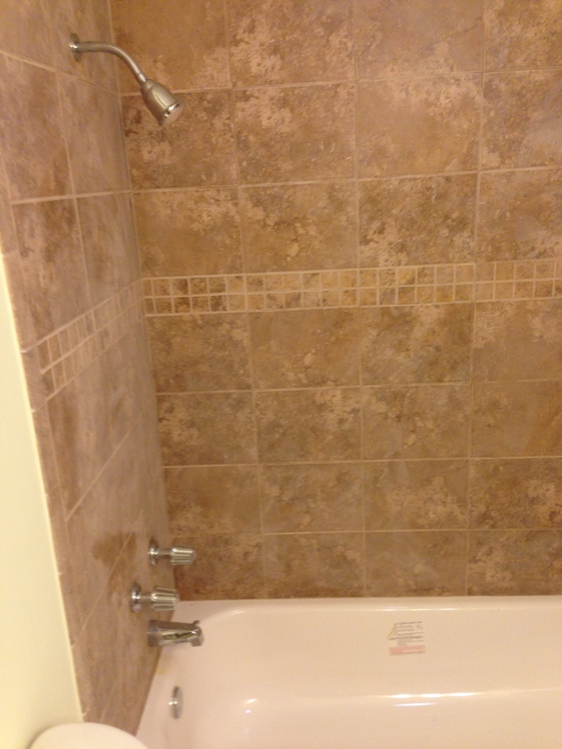 672 Cleo Court Wheeling, IL 60090 - Photo 19 of 20 a bathroom with a bathtub