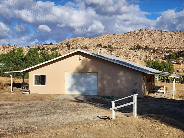 a view of a house with a backyard