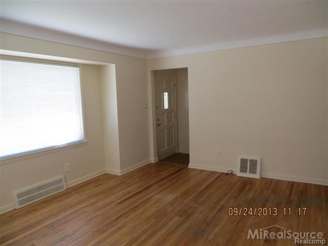 25831 Fortuna Street Roseville, MI 48066 - Photo 2 of 17 living2.JPG