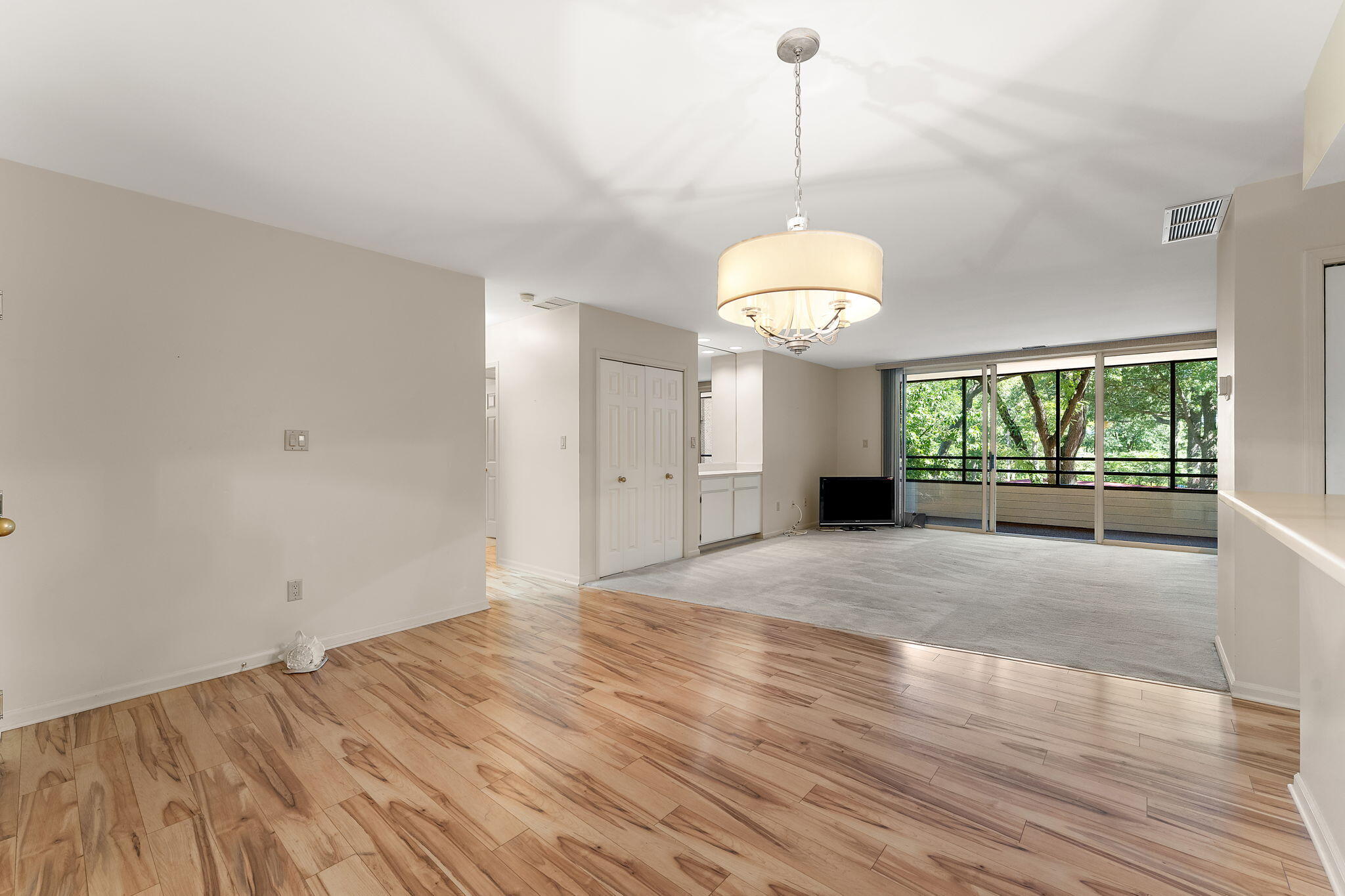 910 Ridge Road, Unit 203 Munster, IN 46321 - Photo 14 of 31 2048x1365