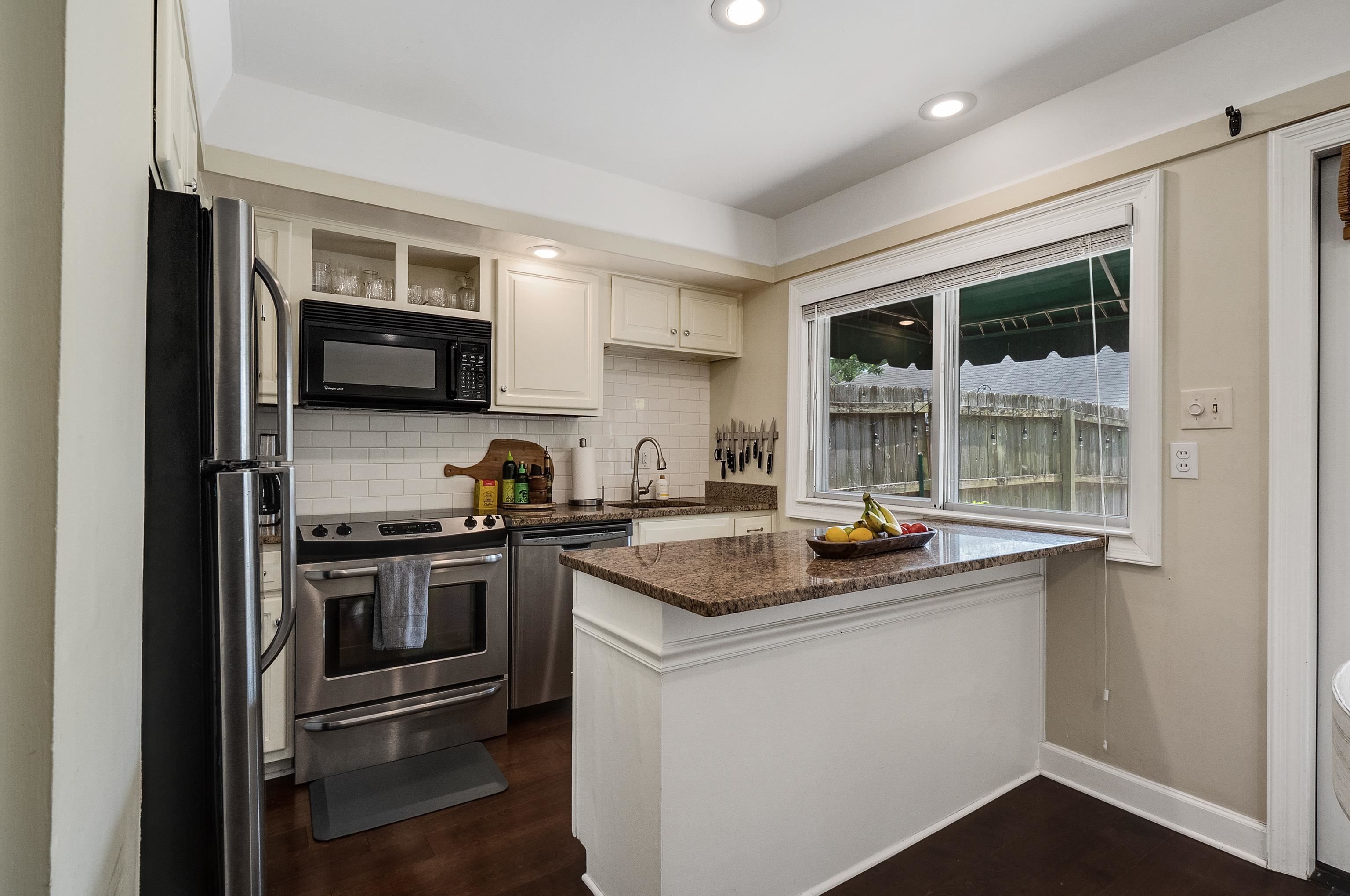 1237 Chamberlain Drive, Unit 1237 Memphis, TN 38119 - Photo 11 of 25 a kitchen with stainless steel appliances granite countertop a stove and a sink