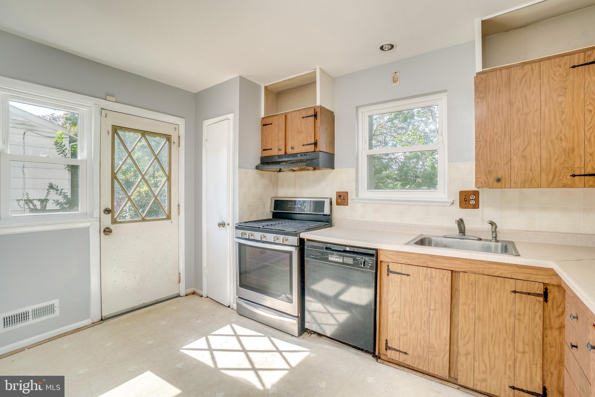 1414 Hallwood Road Baltimore, MD 21228 - Photo 19 of 44
