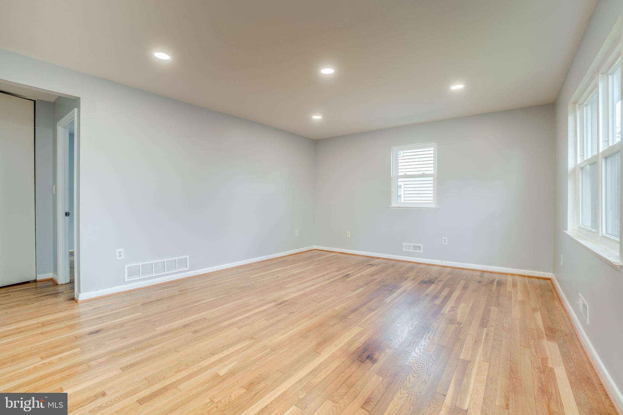 1414 Hallwood Road Baltimore, MD 21228 - Photo 4 of 44
