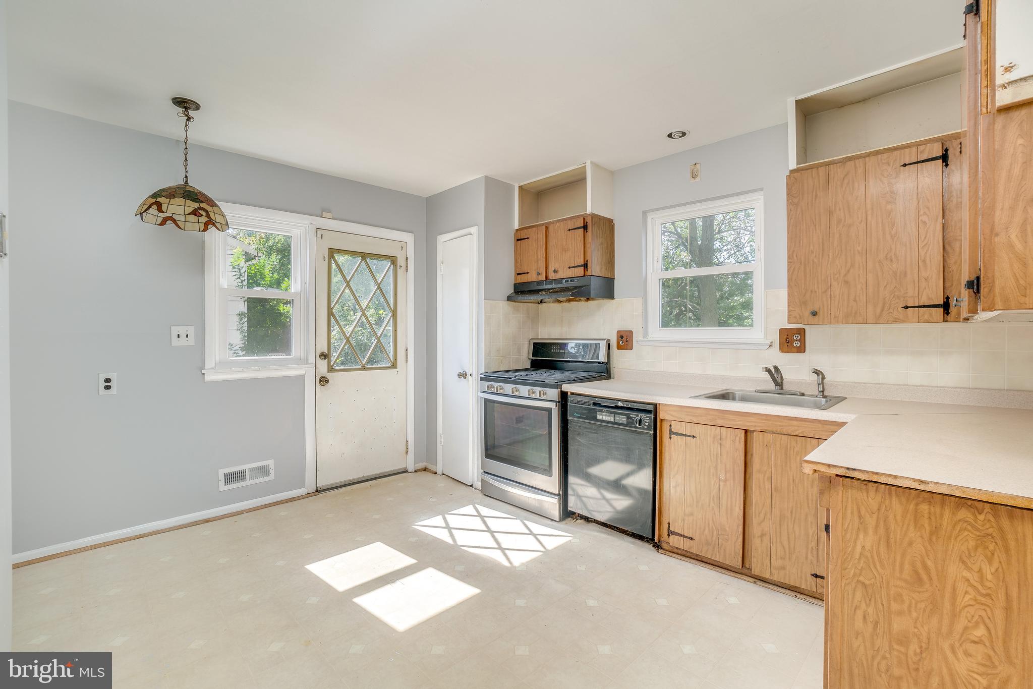 1414 Hallwood Road Baltimore, MD 21228 - Photo 9 of 44